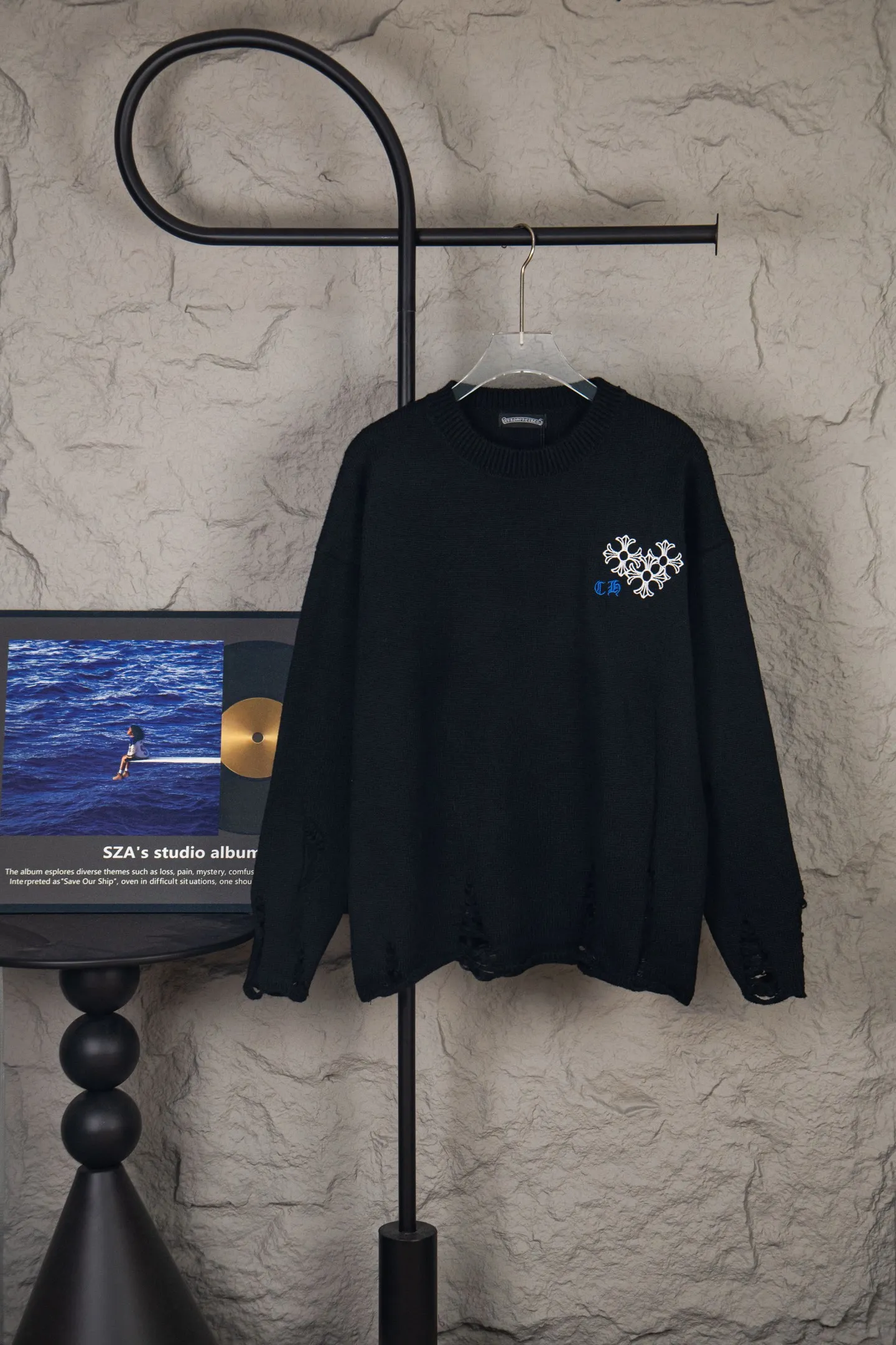 P260 Chrome Hearts CH Chrome Hearts Embroidered Disk Sanskrit Cross Hole Knitted Sweater Pullover. The popular style is the same for men and women. It is matched with black and white. It looks great in real life. The upper body looks good and it looks good in daily wear. It is even better when taking photos. It’s hard not to buy it. Buy it for me!!! Believe me, no one can refuse such a machine-length Chrome Hearts jacket. The version has been expanded based on the old version. The upper body is loose and stylish, and the hem is expanded to a casual design. Fat people look extremely slim, thin people have limited height and high-end. Ten thousand yuan ZP printing, 1:1 perfect restoration, looks good when worn alone or stacked, can be easily controlled by both men and women. If you care more about quality, you must also respect the price. It is completely different from the thin see-through bottoms and junk products on the market that pill when worn. If the style makes you shine at a glance, then quality is what you should pay more attention to. Compared with price, we focus on quality. Customers who have received my products all know it. ️️️ Sweaters on the market are generally made of bract core yarn. We use modal. The advantages over core-spun yarn are very intuitive: high cost, high price, high density, relatively expensive for developers, and let us make a lot less money. In addition, it is delicate, has no scum on the upper body, resists pilling, and is high-end. We are conscientious sellers and do not use core-spun yarn. Apart from being cheap, core-spun yarn is really useless. It shrinks, pills, hooks, and makes people pierced. He is proficient in everything. It is 2024. Who doesn’t want to look decent when they go out? Quality determines the upper body effect. No matter how bad the quality, the best style is still the temperament of the urban-rural fringe. We only do long-term business. Quality determines character. Take it back and wear it with confidence and wash it. The quality of the pattern will definitely make your eyes shine. We only make the right version of high quality. We make high-end hard goods. Reject junk goods and reject fast food. Conscientious quality and conscientious price. You deserve it!  Color: Black Beige Gray Size: S M L